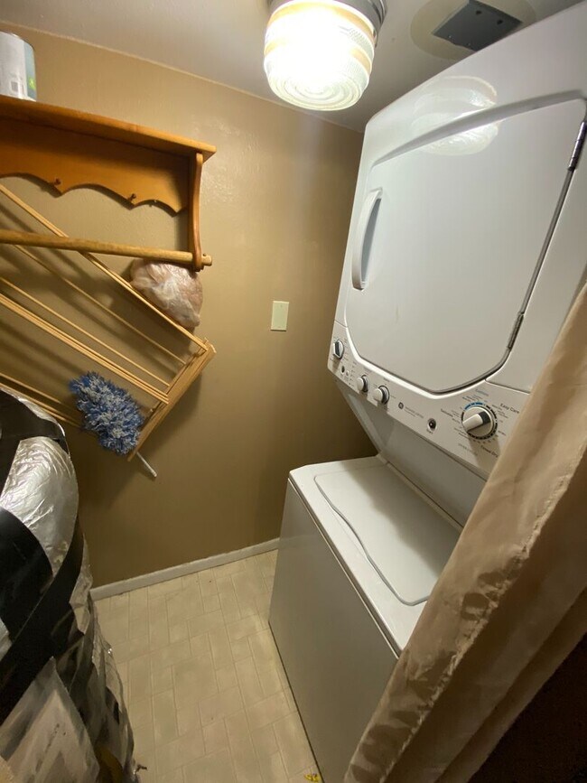 Building Photo - 706 Railroad Ave