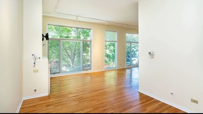 Building Photo - 441 W Blackhawk St