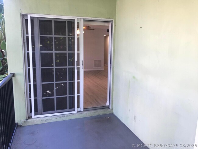 Building Photo - 120 N Lakeside Dr
