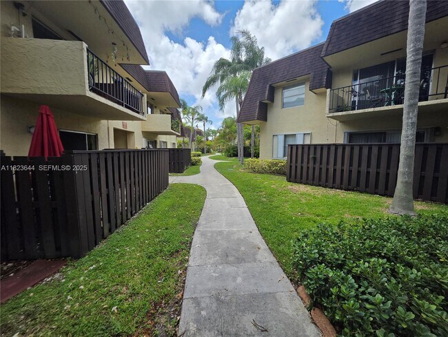 Building Photo - 13716 SW 90th Ave