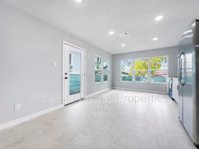 Building Photo - 1606 W Wildwood Dr