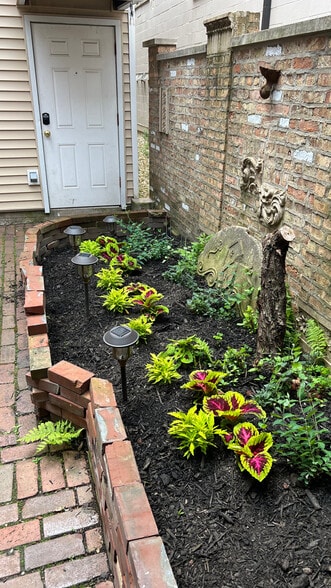 summertime flowers in courtyard - 2446 W Thomas St