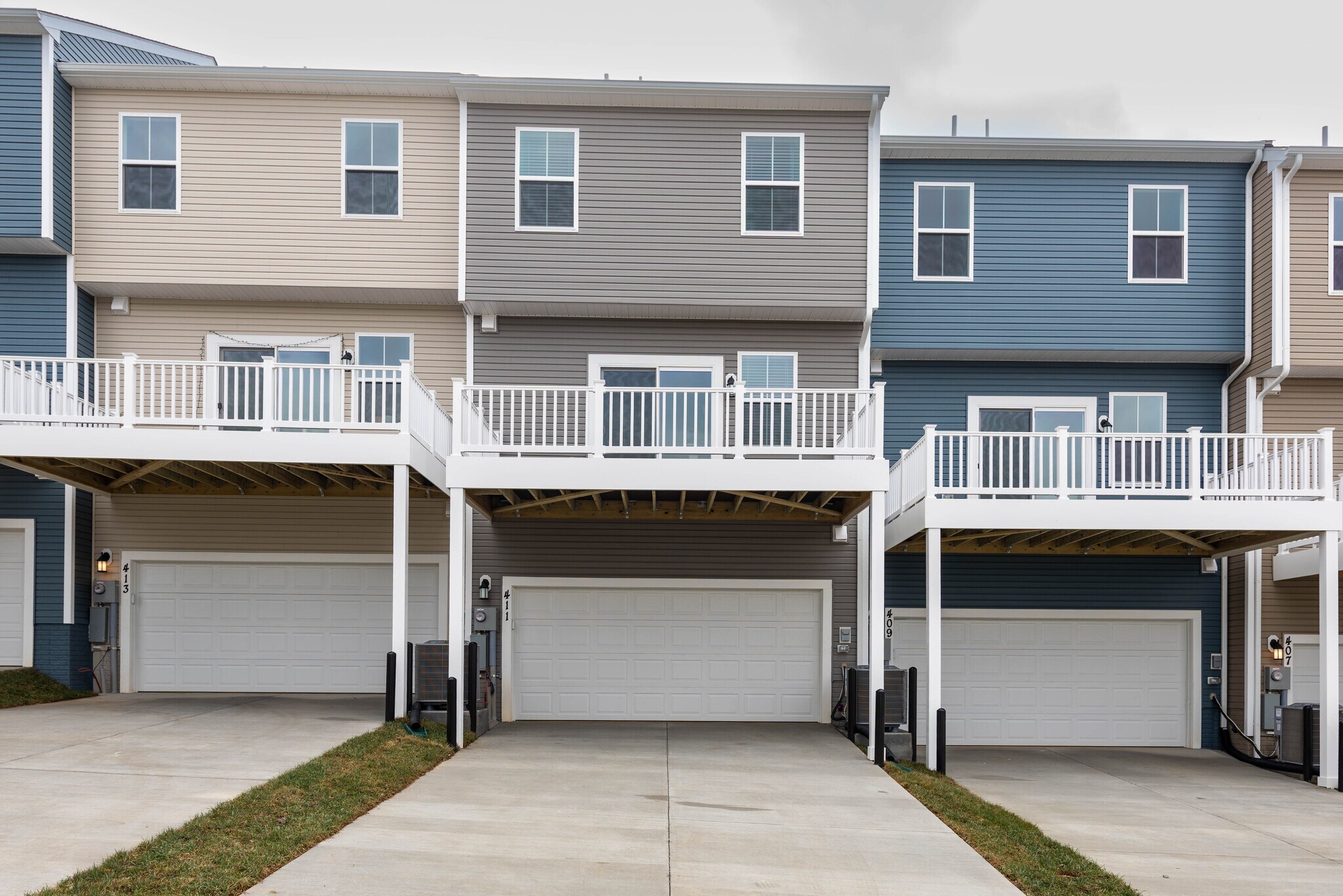 2 Car garage - 411 18th Ave