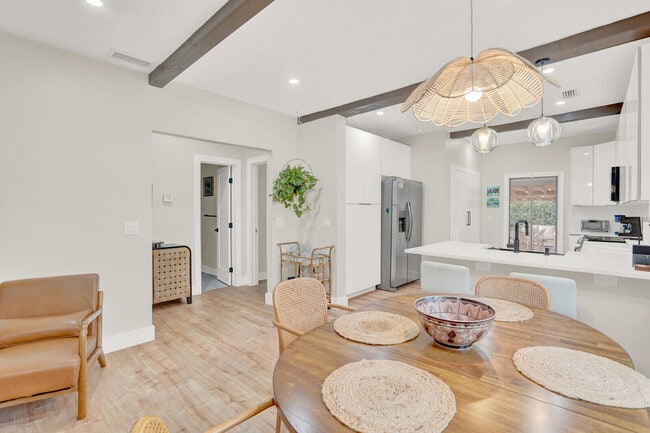 Building Photo - 727 Fernwood Dr