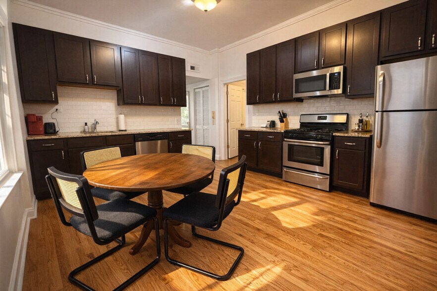 Building Photo - 906 N Damen Ave