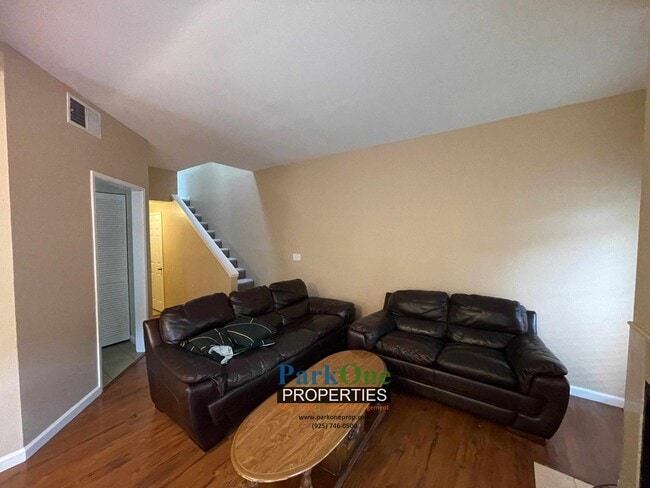 Building Photo - Great Townhouse Now Available in Concord!