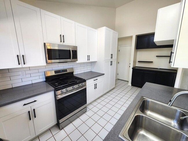 Building Photo - 80 N Lucas Ct