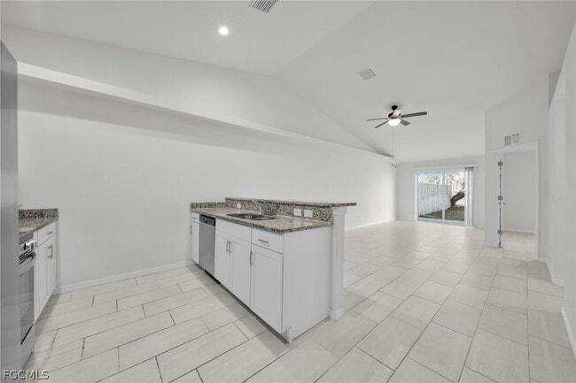 Building Photo - 614 SW 3rd Ct