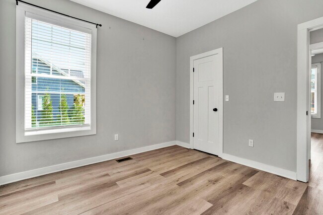 Building Photo - 100 E Maple St