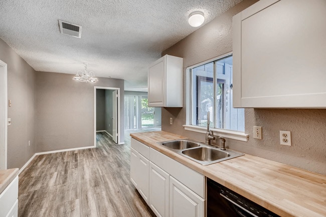 Building Photo - 16406 Spruce Cove St