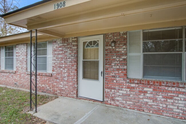 Building Photo - 1908 Swift Ave