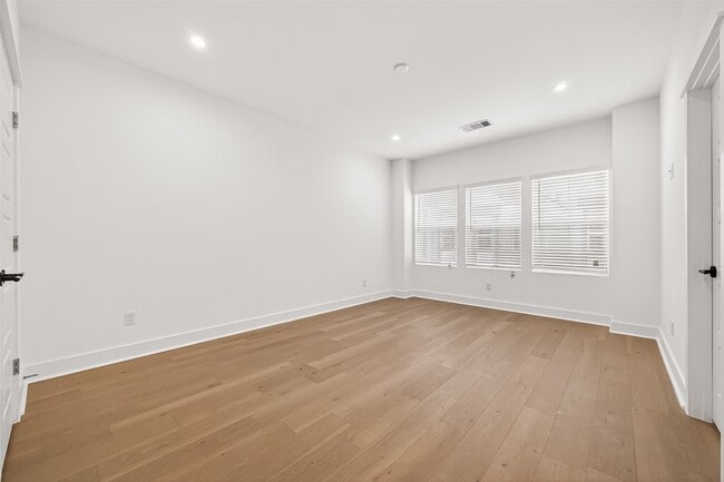 Building Photo - 328 Neyland St