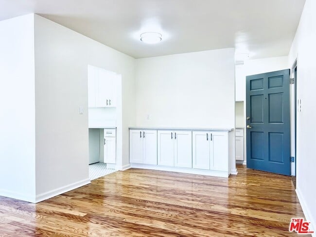 Building Photo - 2401 Beachwood Dr