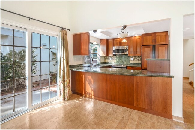 Building Photo - Beautiful Woodbridge Home!