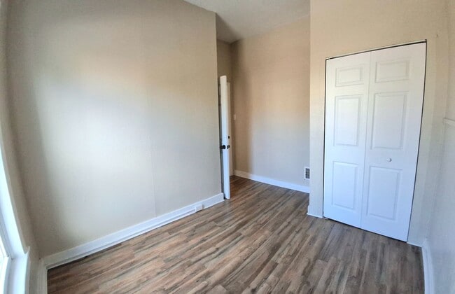 Building Photo - 4 Bedroom 1.5 Bathroom in York!