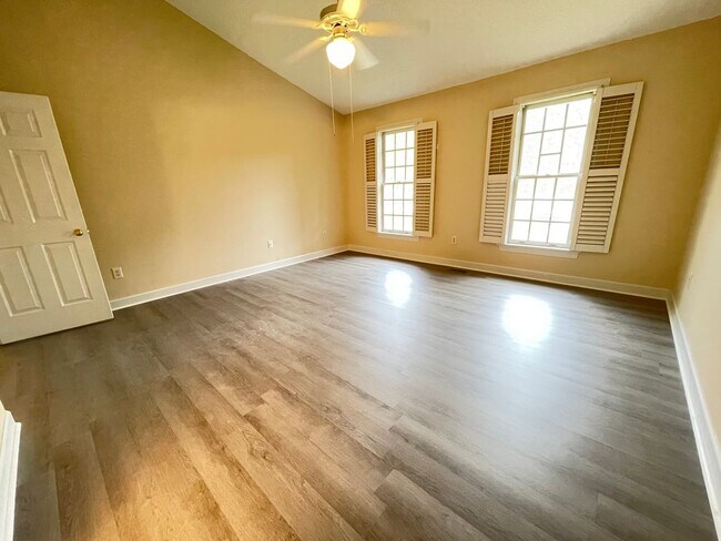 Building Photo - Light & Airy Townhome in Downing Creek, wo...
