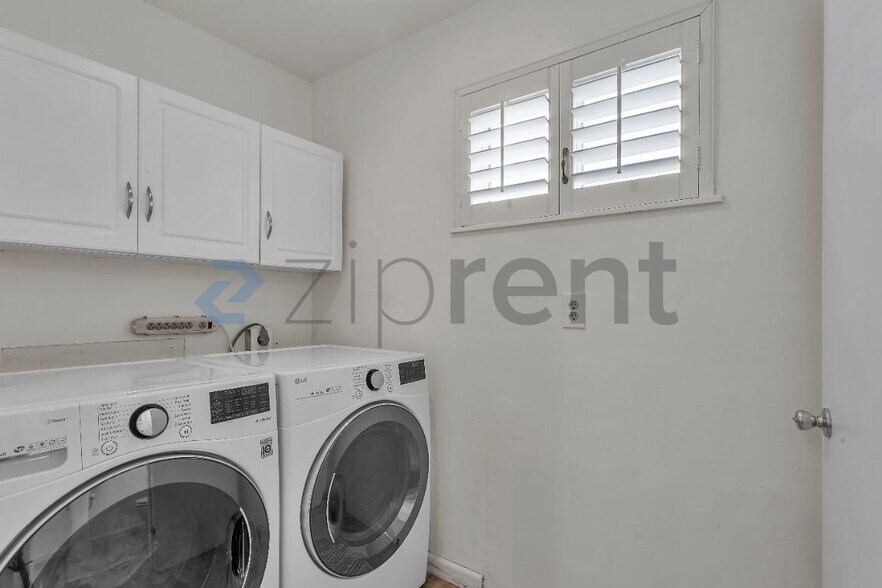 Building Photo - Unit