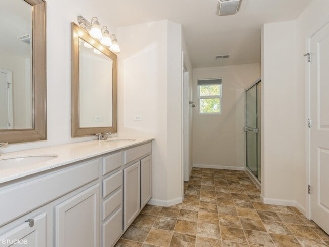 Building Photo - 537 Watercress Dr