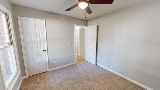 Building Photo - Charming 3 bedroom / 2 bathroom home with large fenced backyard near shopping & Fort Bragg!