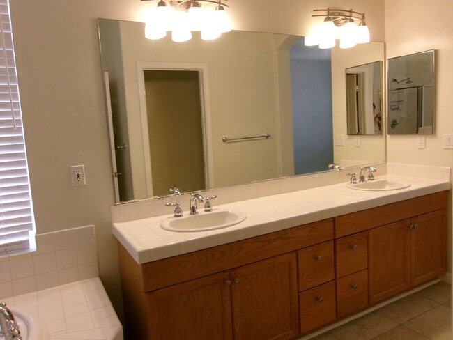 Building Photo - Beautiful 3bd, 2 bath, 3-car garage home in Sparks