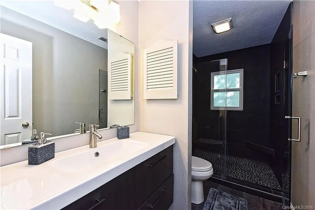 Building Photo - Charming 2BR Condo in Charlotte