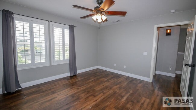 Building Photo - Modern Corner-Unit Condo with tandem 2-Car Garage in Central San Diego