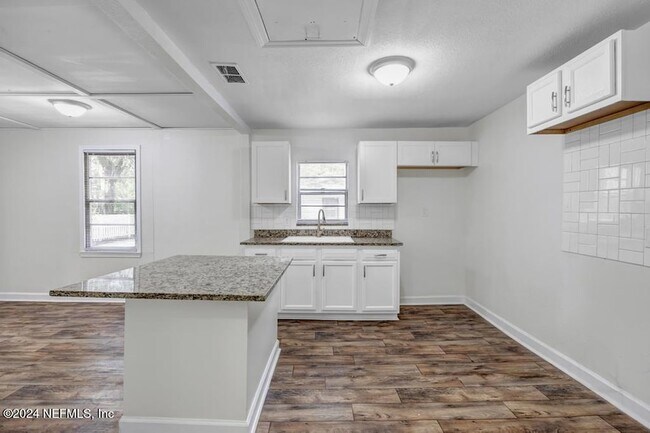 Building Photo - 5905 Diamond St