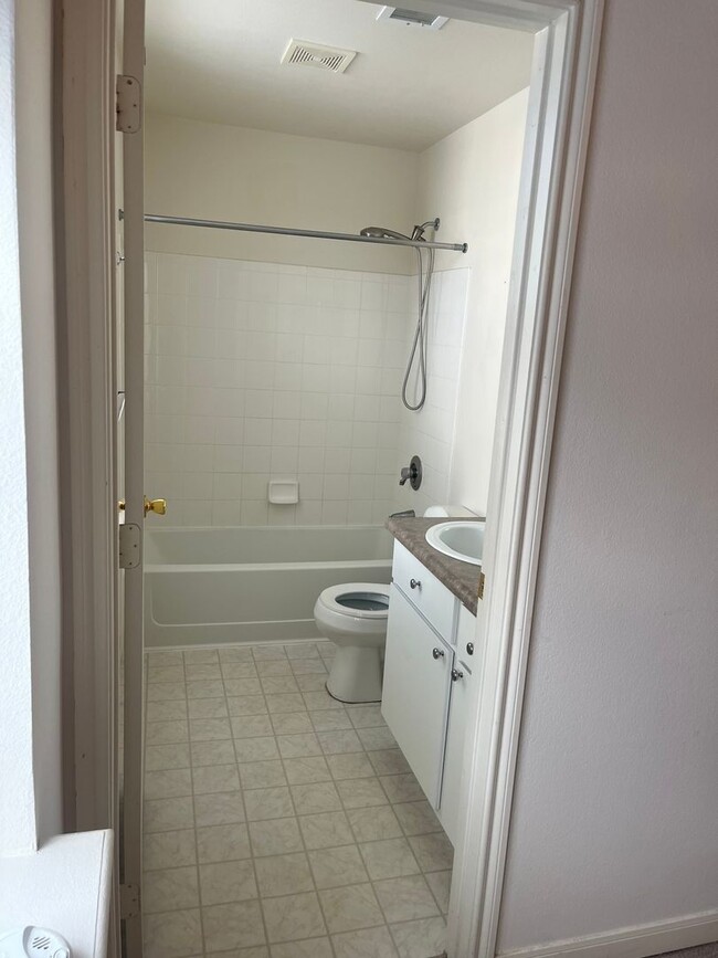 Building Photo - 2 Bedroom Condo in Parker
