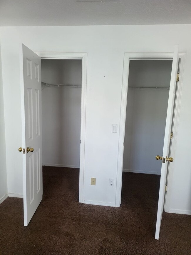 Building Photo - West Side 2/story 3 Bedroom 2 Bath & 2 Car...
