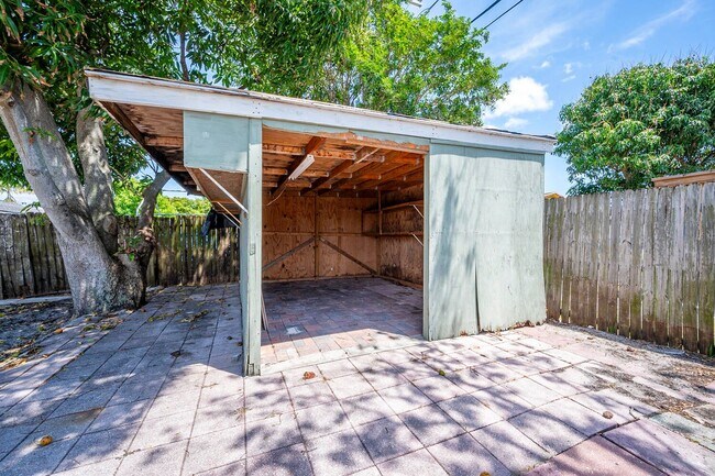 Building Photo - 2100 N Seacrest Blvd