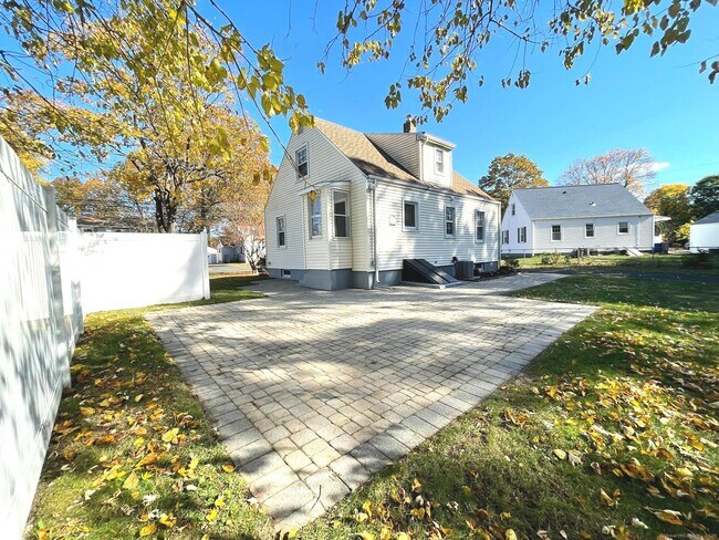 Building Photo - 34 Monroe St