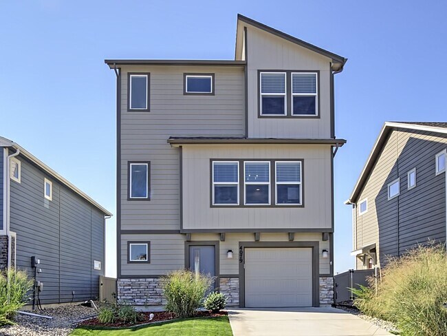 Primary Photo - Bright & Open 3-Bed | Great Yard + Mountai...