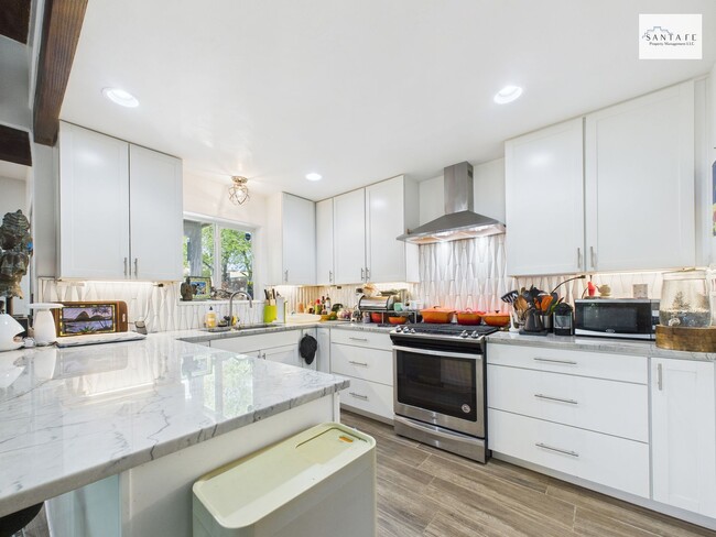 Building Photo - Beautifully Furnished and Equipped Propert...
