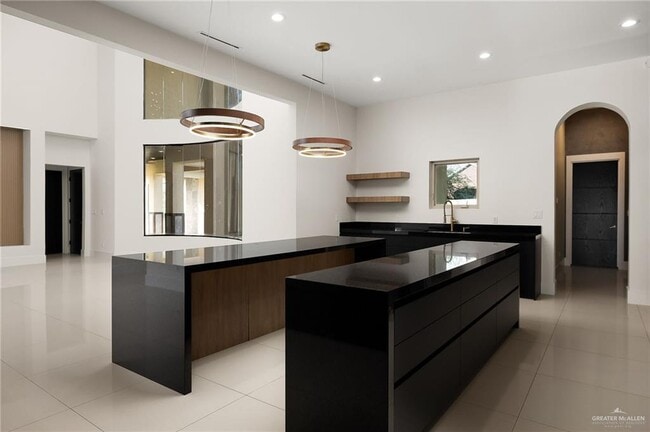 Building Photo - 45 Travis St