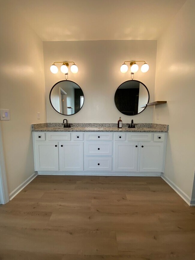 Building Photo - SPECIAL: HALF OFF FIRSTS MONTH RENT! Lovel...