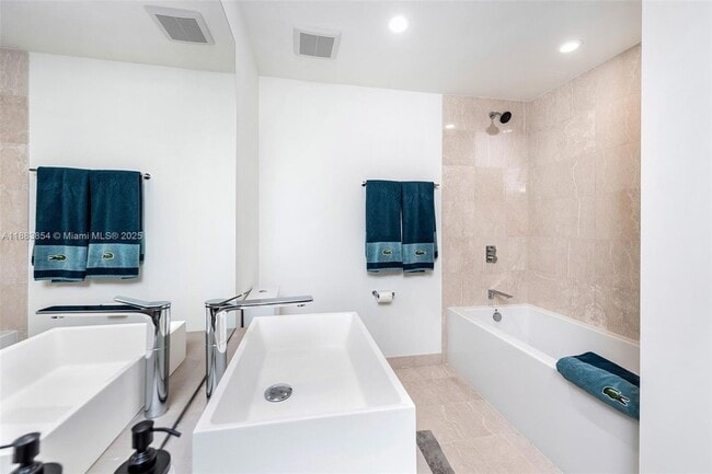 Building Photo - 1000 Brickell Plaza