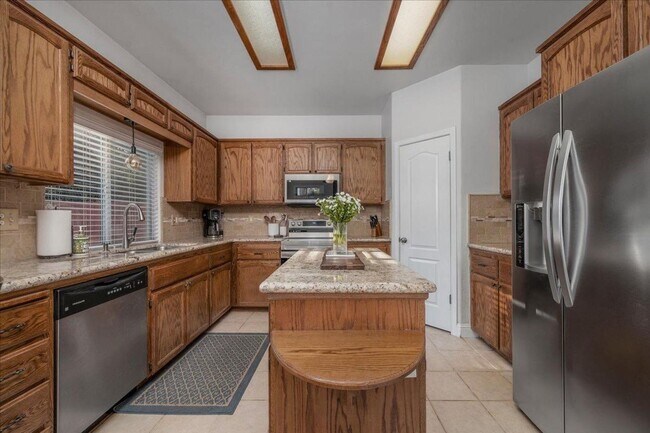 Building Photo - Beautiful North Clovis 3/2.5 Home in Gated Community