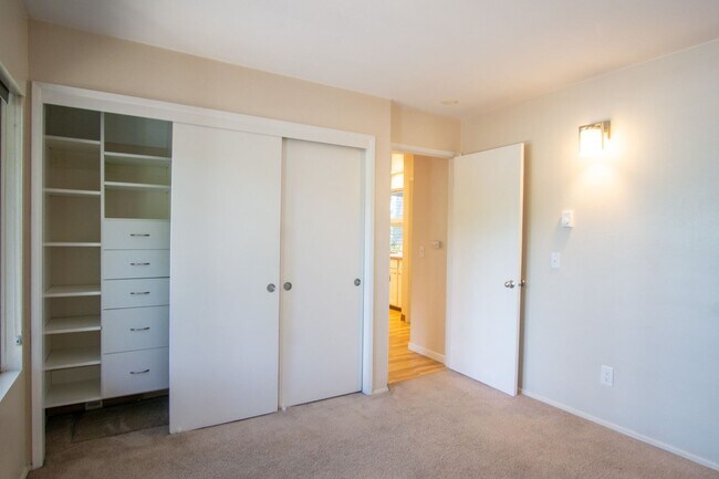 Building Photo - Get $500 OFF! Fantastic Lake Oswego 1Bdr w/Fireplace, Dishwasher, W/D & Patio!