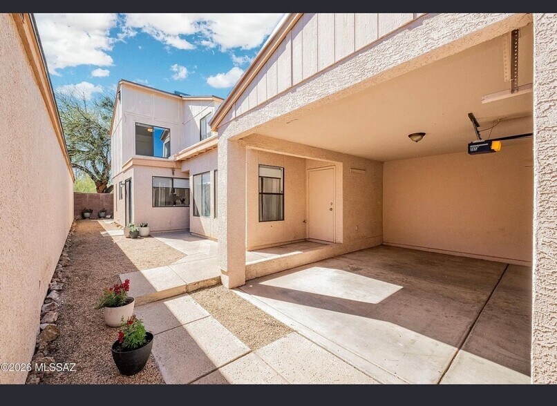 Building Photo - 2417 N Palo Hacha Dr