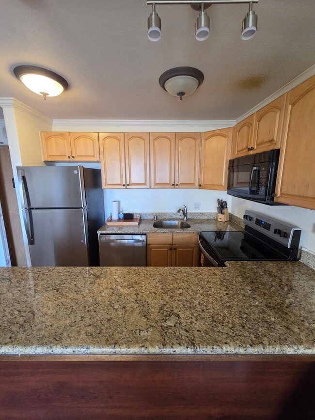 Building Photo - 2140 Kuhio Ave #1007