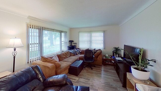 Building Photo - Brick 1 BR 1 BA duplex with hardwood floors in nice residential neighborhood