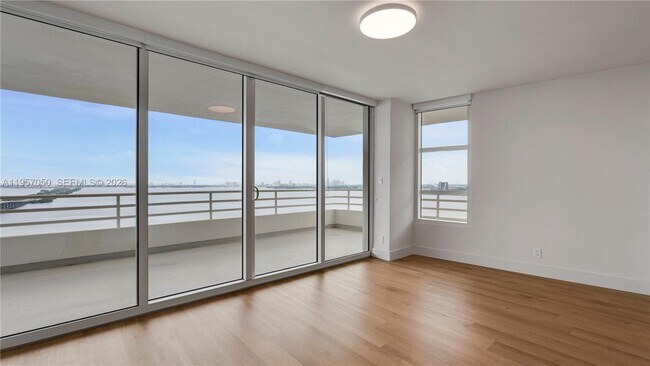 Building Photo - 555 NE 34th St