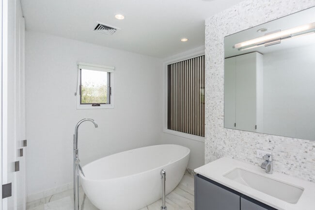 Building Photo - 43 Surfside Ave