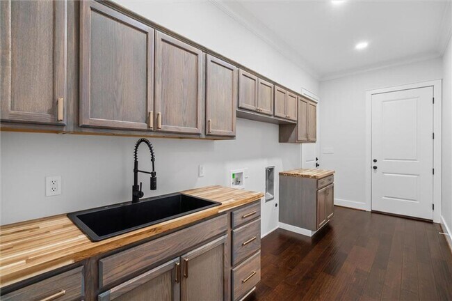 Building Photo - 5488 Hilltop Dr N