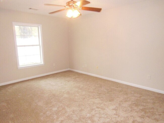 Building Photo - 2 Bedroom 2 Bath Townouse