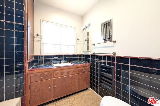 Building Photo - 601 9th St