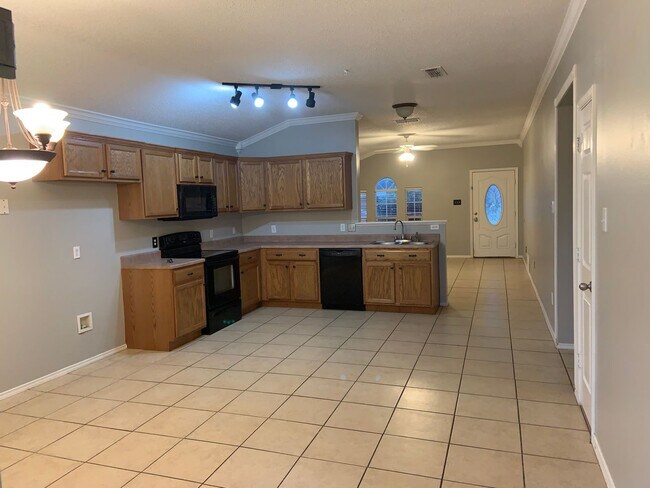 Building Photo - Fantastic House Available June 6th in Fren...