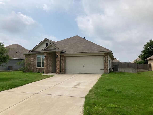 Building Photo - Three-bedroom, Two bath, two car garage Ho...