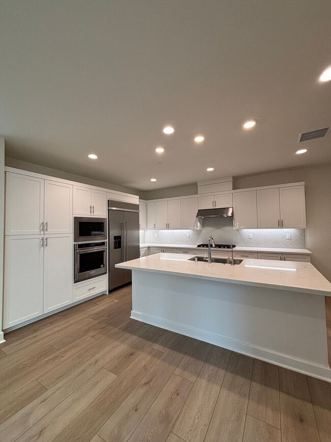 Building Photo - Gorgeous New Build in East Ventura