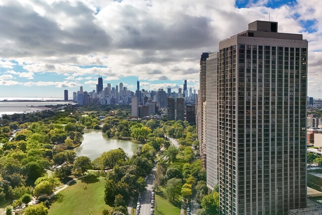 Building Photo - 2650 N Lakeview Ave